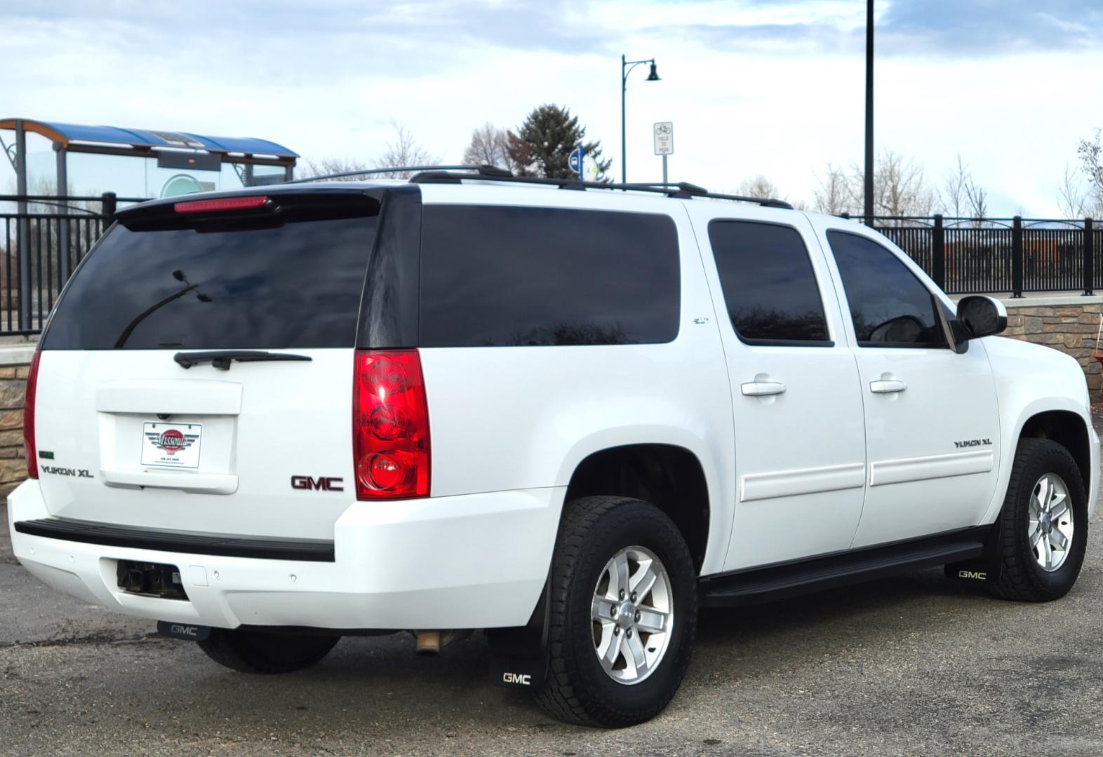 2011 White /Black GMC Yukon XL SLT SLT (1GKS2KE33BR) with an 5.3L V8 engine, 5 Speed Automatic transmission, located at 450 N Russell, Missoula, MT, 59801, (406) 543-6600, 46.874496, -114.017433 - Nice 4WD SUV. 5.3L V8. 3rd Row Seating. Power Sunroof. Rear Entertainment. Heated Leather Seats. Air. Cruise. Tilt. Power Windows and Locks. Running Boards. Towing. Clean Carfax. - Photo#5